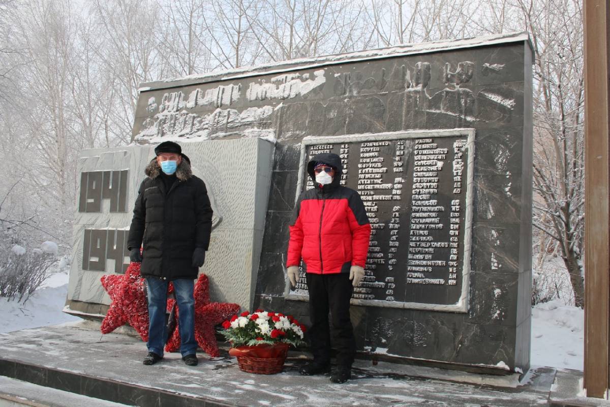 Возложение цветов к памятнику Е.А. Никонова